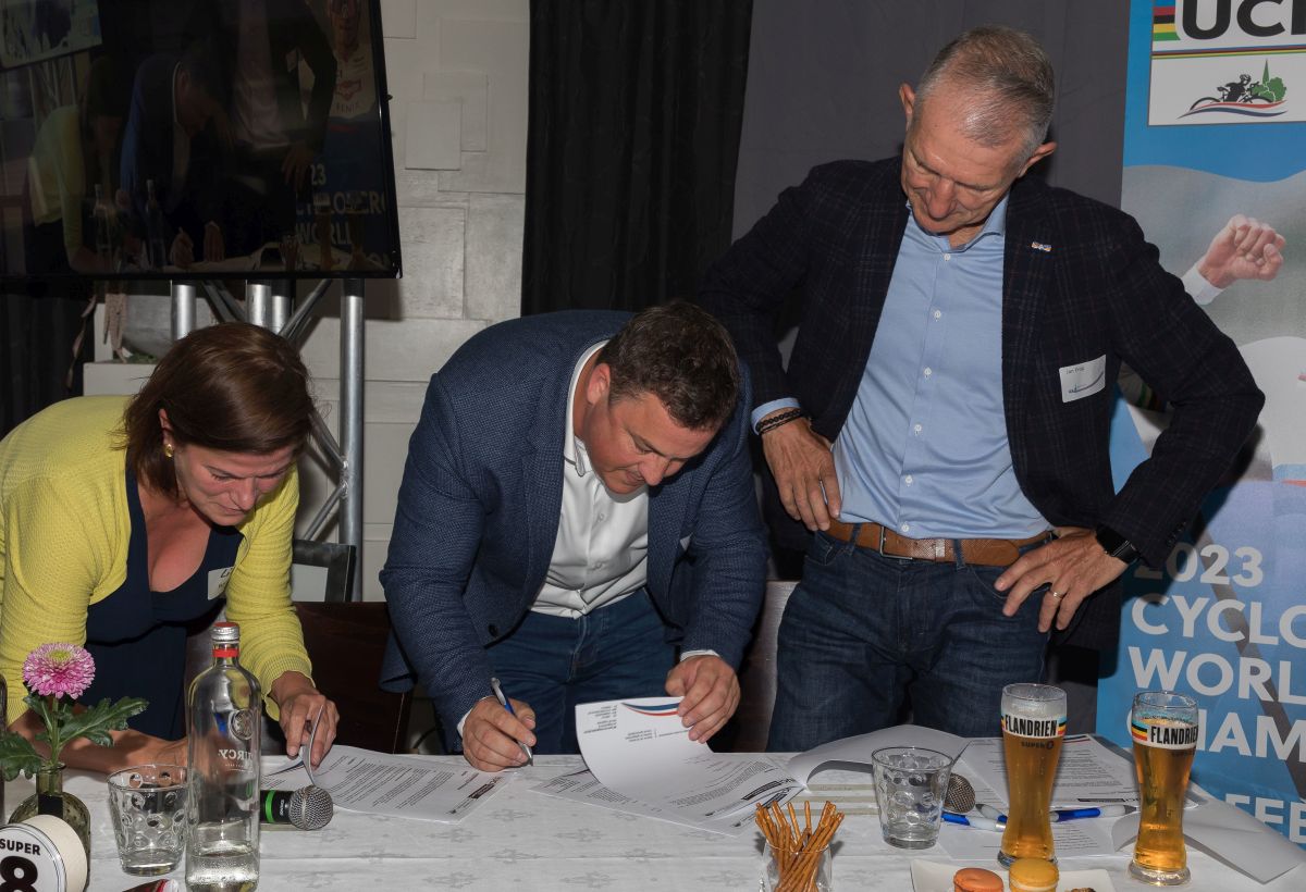 Lien Meeus en Ernst Enter van Brouwerij Haacht ondertekenen de nieuwe overeenkomst