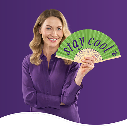 Femme souriante avec éventail portant le message "Stay cool", visuel d’accroche pour Omnibionta Ménopause