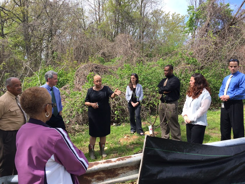 Jennifer Funn of BAIB explains project successes to DOE representatives. Image by NDC / Kelley Oklesson.