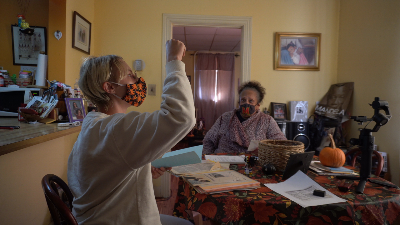 Artist RL Martens speaks with Una Palmer, life-long North Brentwood resident. Photo by Nehemiah Dixon