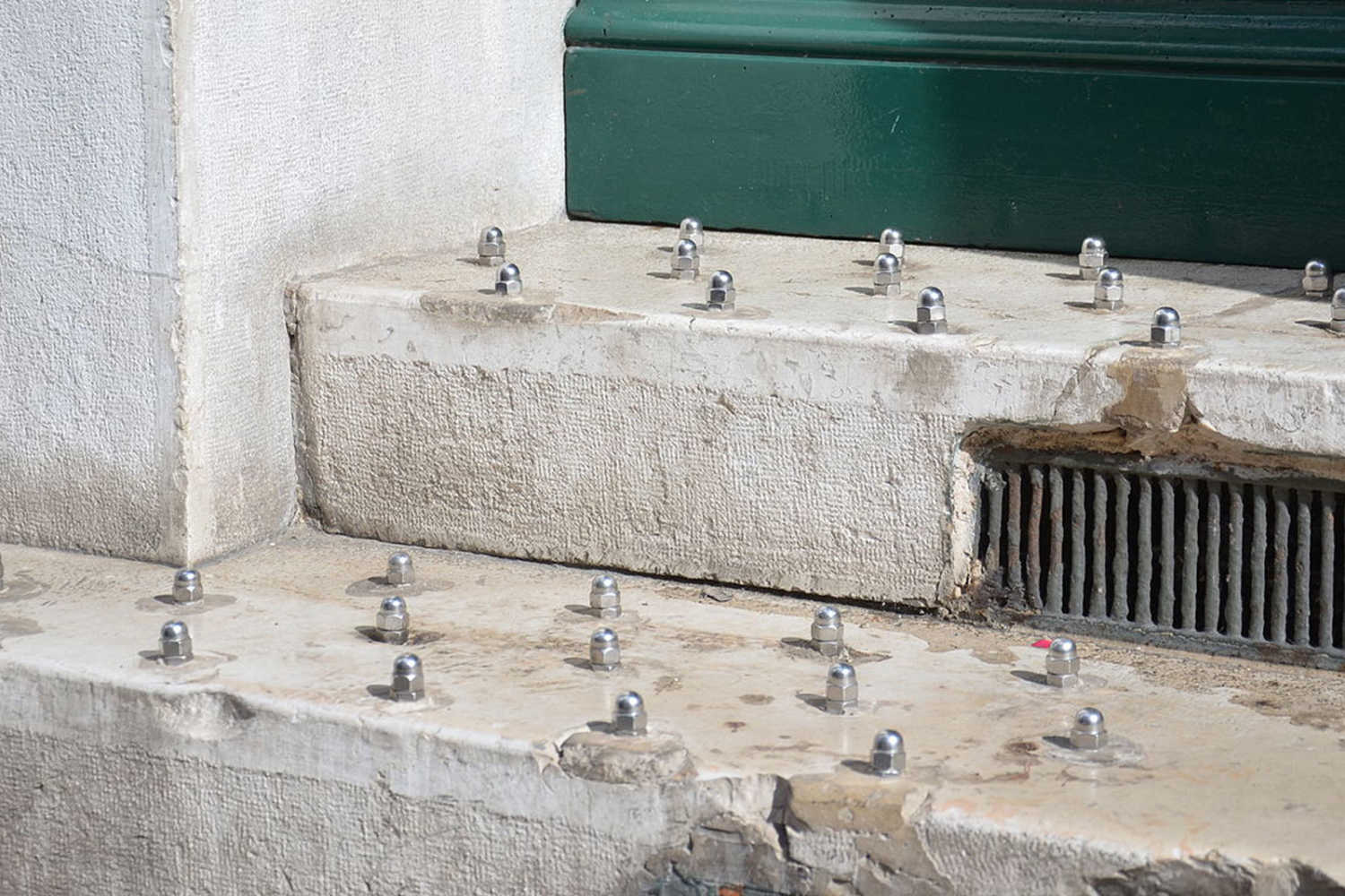 Spikes on a step to stop people from sitting. Credit: DocteurCosmos on Wikimedia Commons
