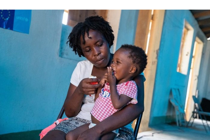 Mujer de Haití alimentando a su hijo