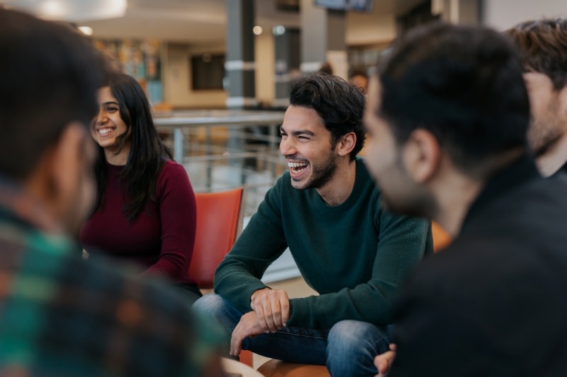 ESSEC campus cergy cafet jeune qui rigole 