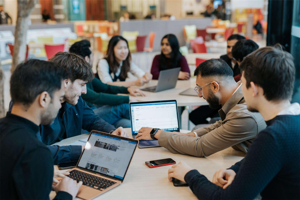 etudiants-ordinateurs-campus-cergy