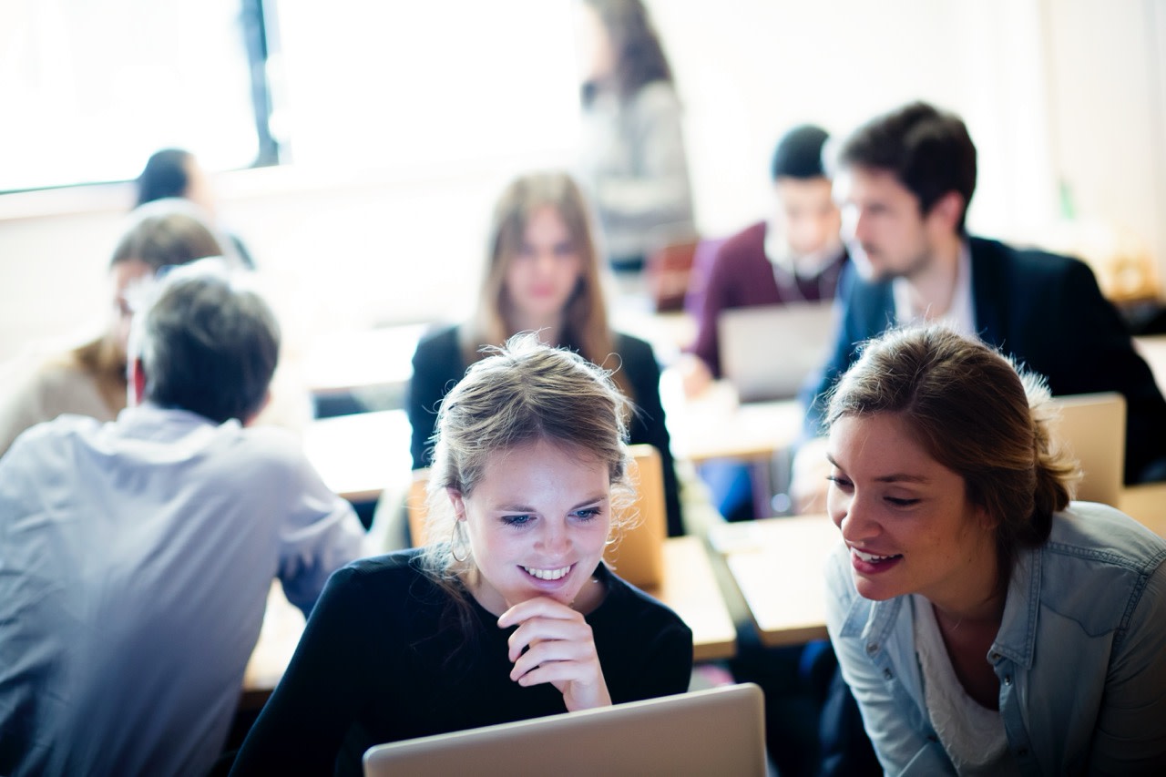 étudiantes essec qui sourissent 