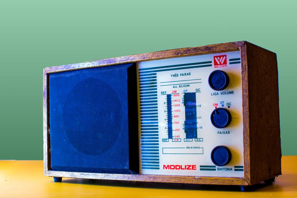 A inusitada relação entre o aparelho de rádio e o trabalho remoto 