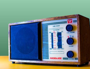A inusitada relação entre o aparelho de rádio e o trabalho remoto 
