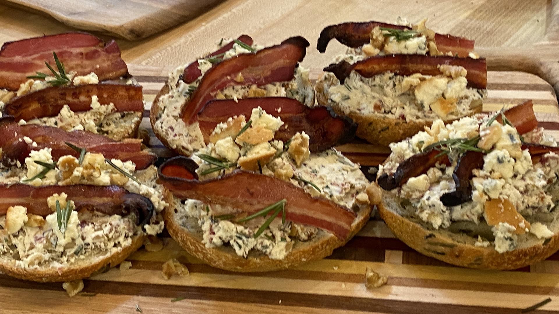 Blue Cream Cheese Bagels with Walnuts, Bacon and Rosemary |...