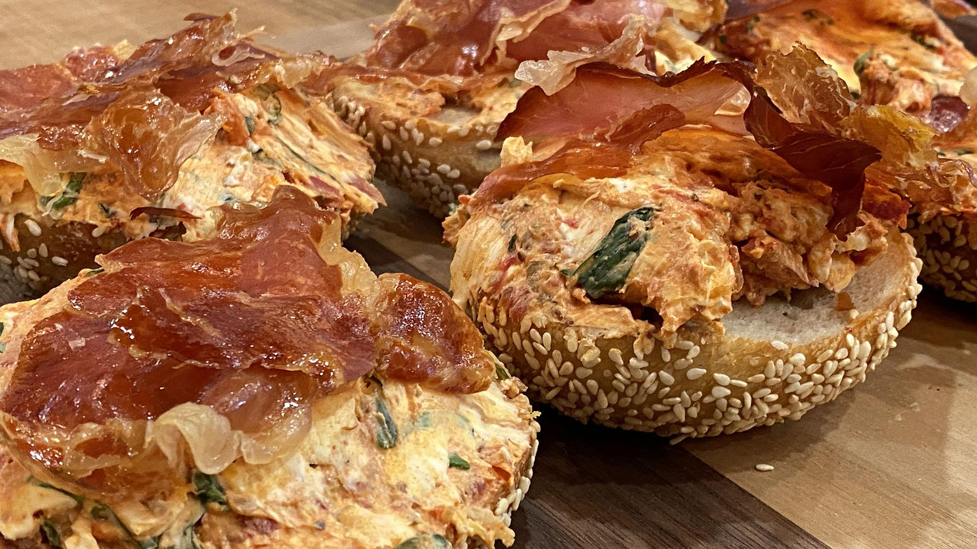 Tomato and Basil Cream Cheese Bagels with Crispy Prosciutto |...