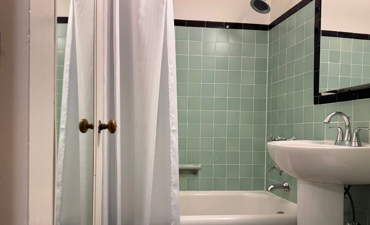 New Yorker - In-room Private Bathroom 