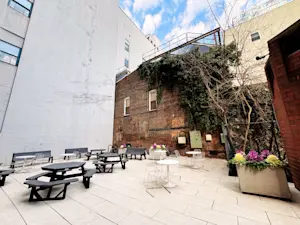 East Village Residence - Private Outdoor Patio 