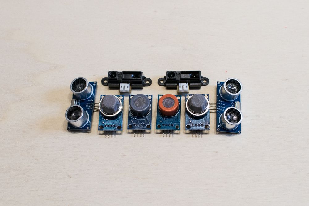 蓝色PCB上的各种传感器