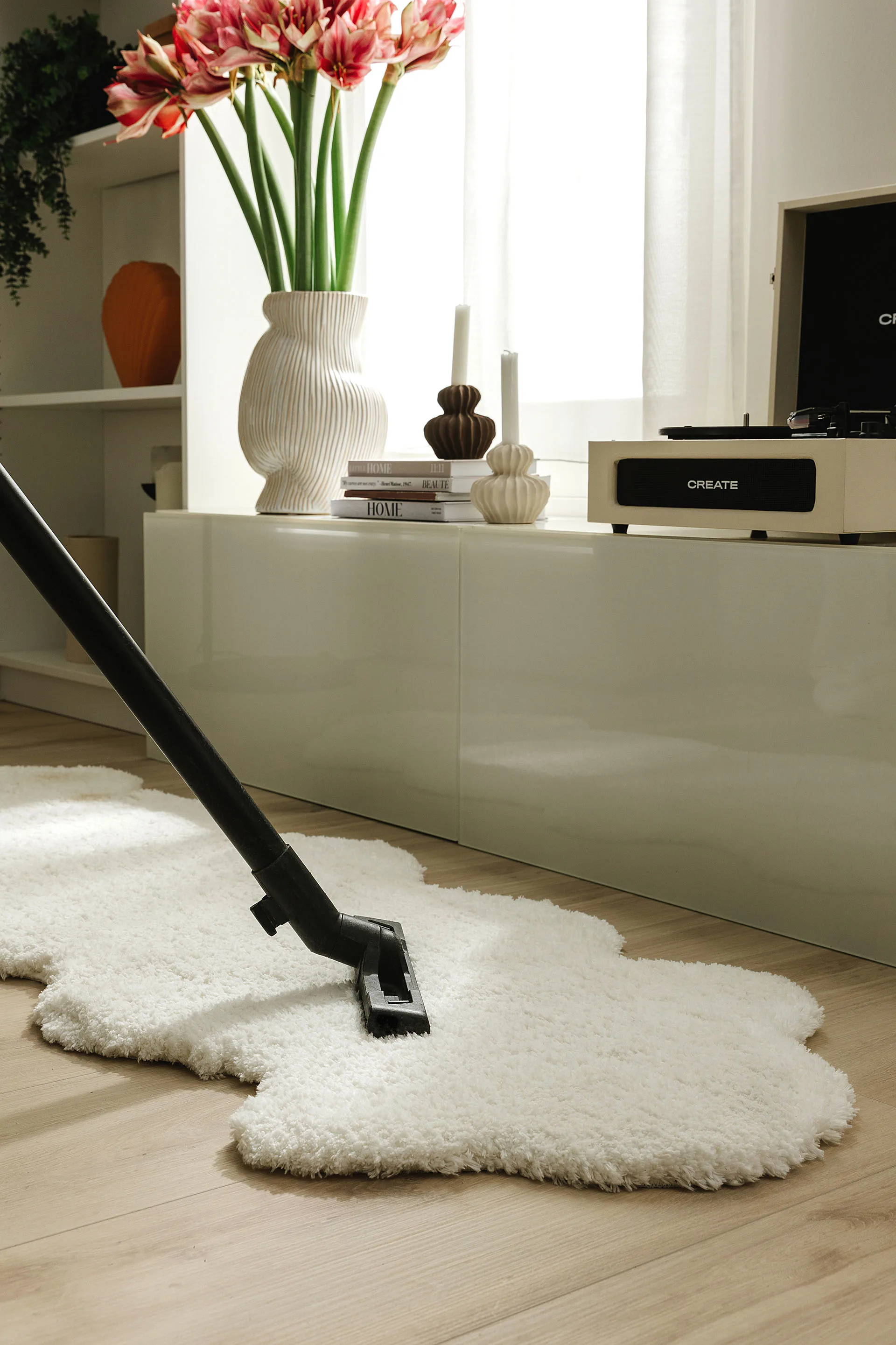 Mit regelmäßigem Staubsaugen kannst du deinen Teppich reinigen und pflegen. 