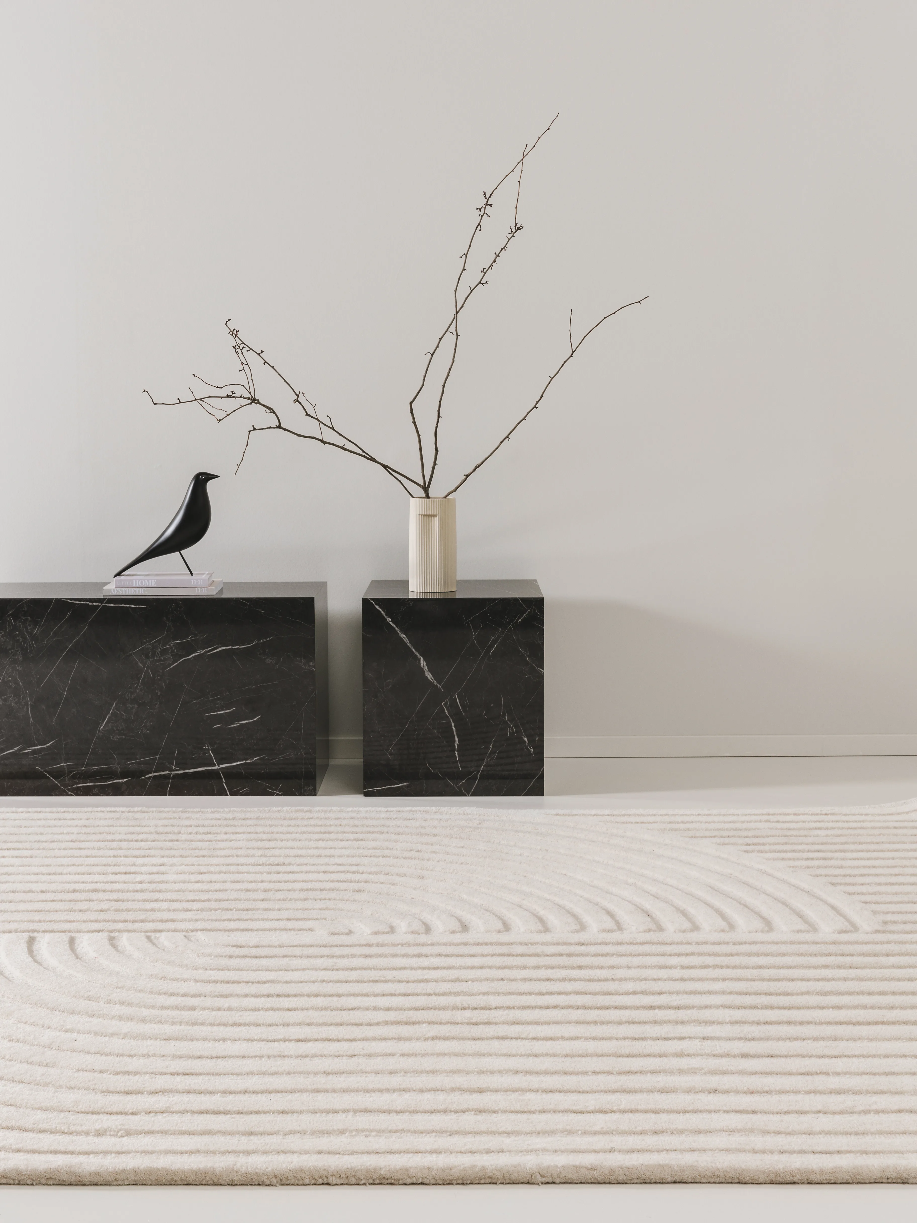 Luxuriöser Premium-Teppich  in einem edlen Wohnzimmer mit Beistelltischen aus Marmor und Fußbodenheizung