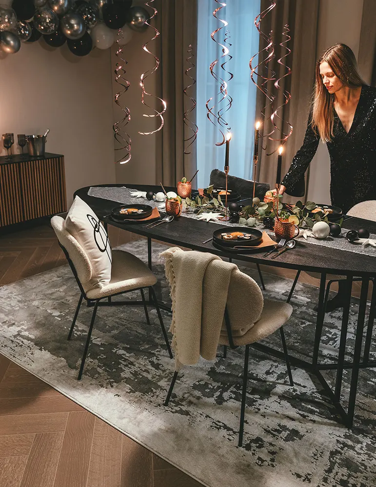 Weihnachtsdeko Ideen für das Wohnzimmer mit Tannenbaum und Tischdeko für einen schwarzen Esstisch
