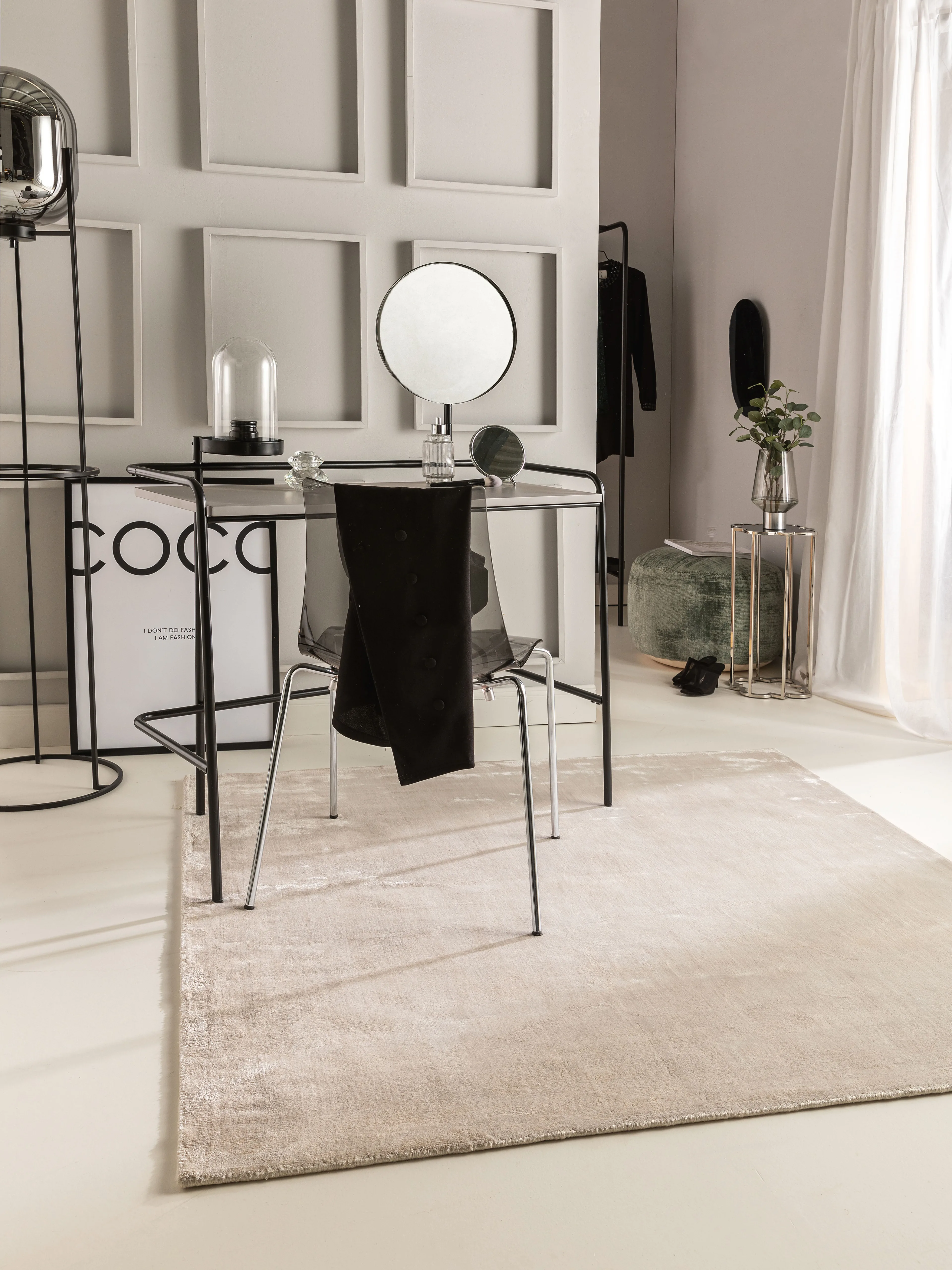 Ankleidezimmer gestaltet mit einem Schminktisch aus Glas und einem durchsichtigen Stuhl, der auf einem rechteckigen Teppich in Hellrosa steht