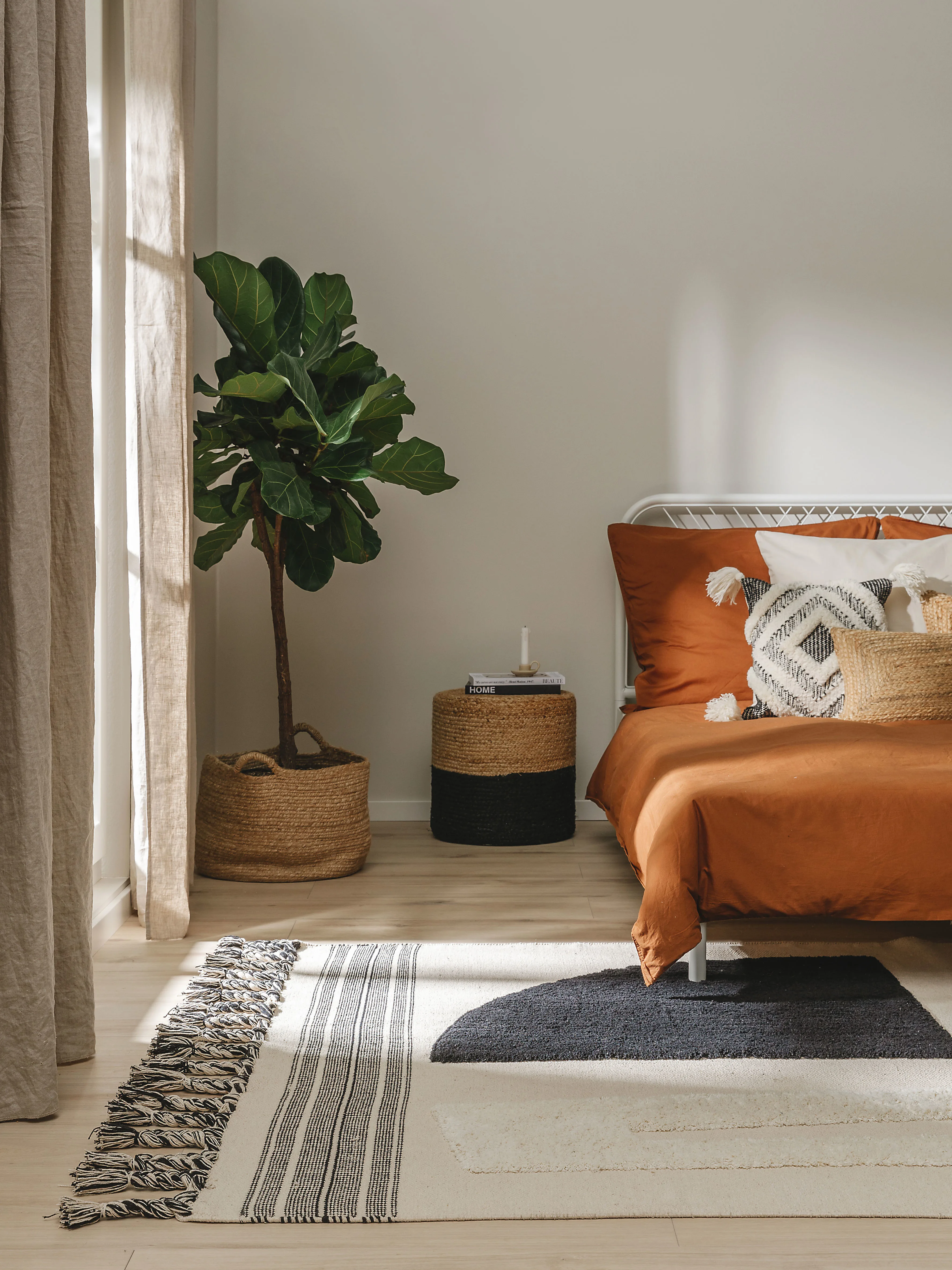 Schlafzimmer eingerichtet nach Feng Shui, sodass das Kopfende an der Wand steht und Türen und Fenster im Blick behalten werden können