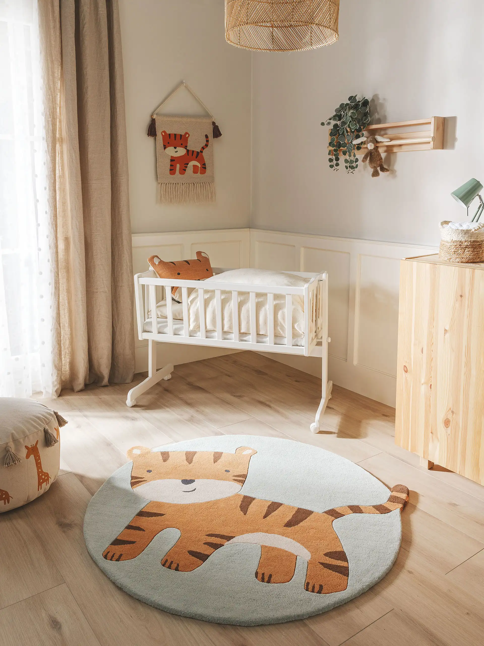 Runder Teppich mit Tiger-Print in einem kleinen Babyzimmer, um den Raum mit der idealen Teppichgröße optimal zu nutzen
