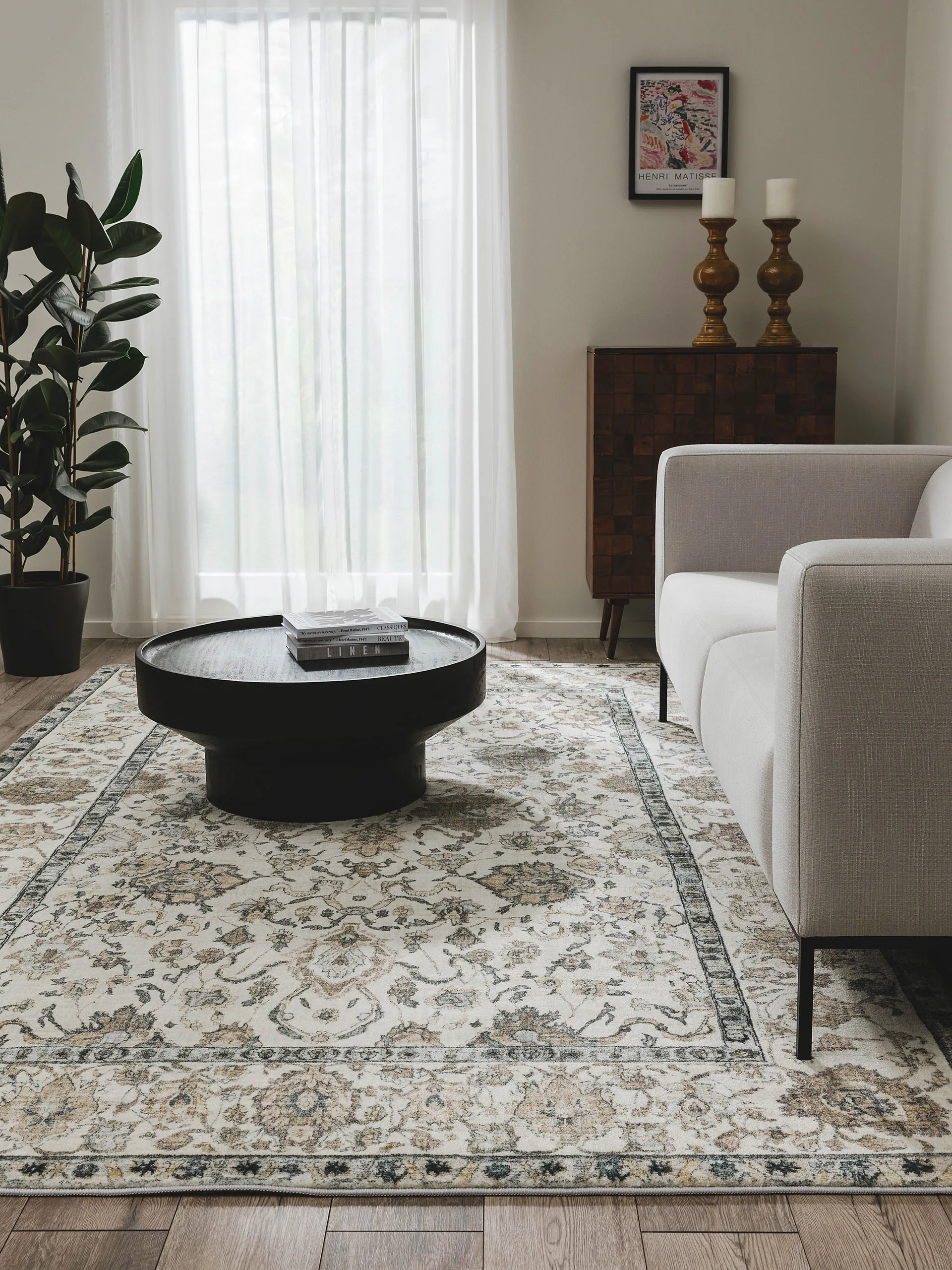 Idealer Teppich für Haustierbesitzer mit kurzem Flor vor einem grauen Zweiersofa und einem schwarzen Couch-Tisch