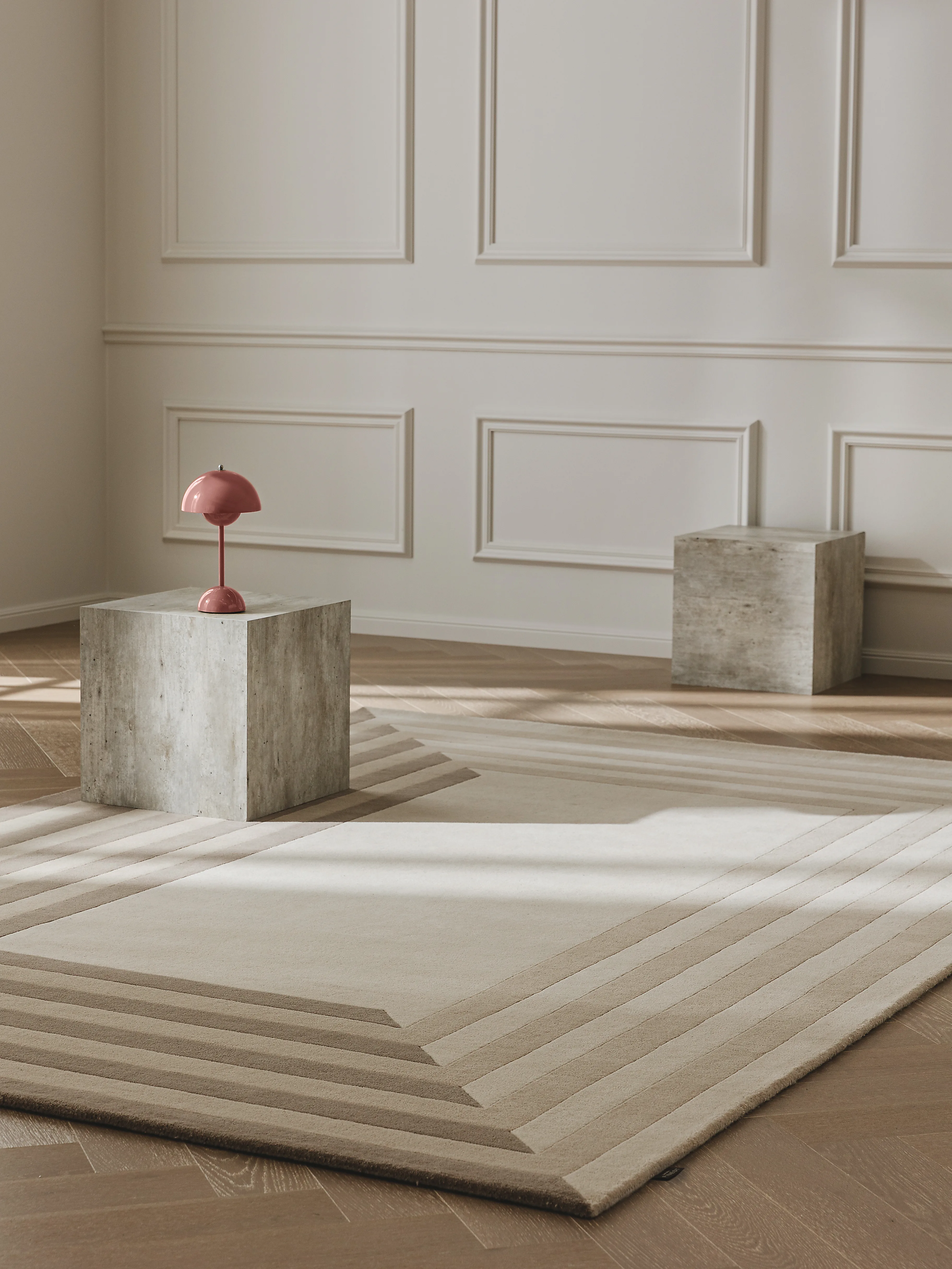 Schwarz-weißer Flachgewebe Teppich mit der perfekten Größe, um Sofa und Pouf in Beige auf ihn zu platzieren