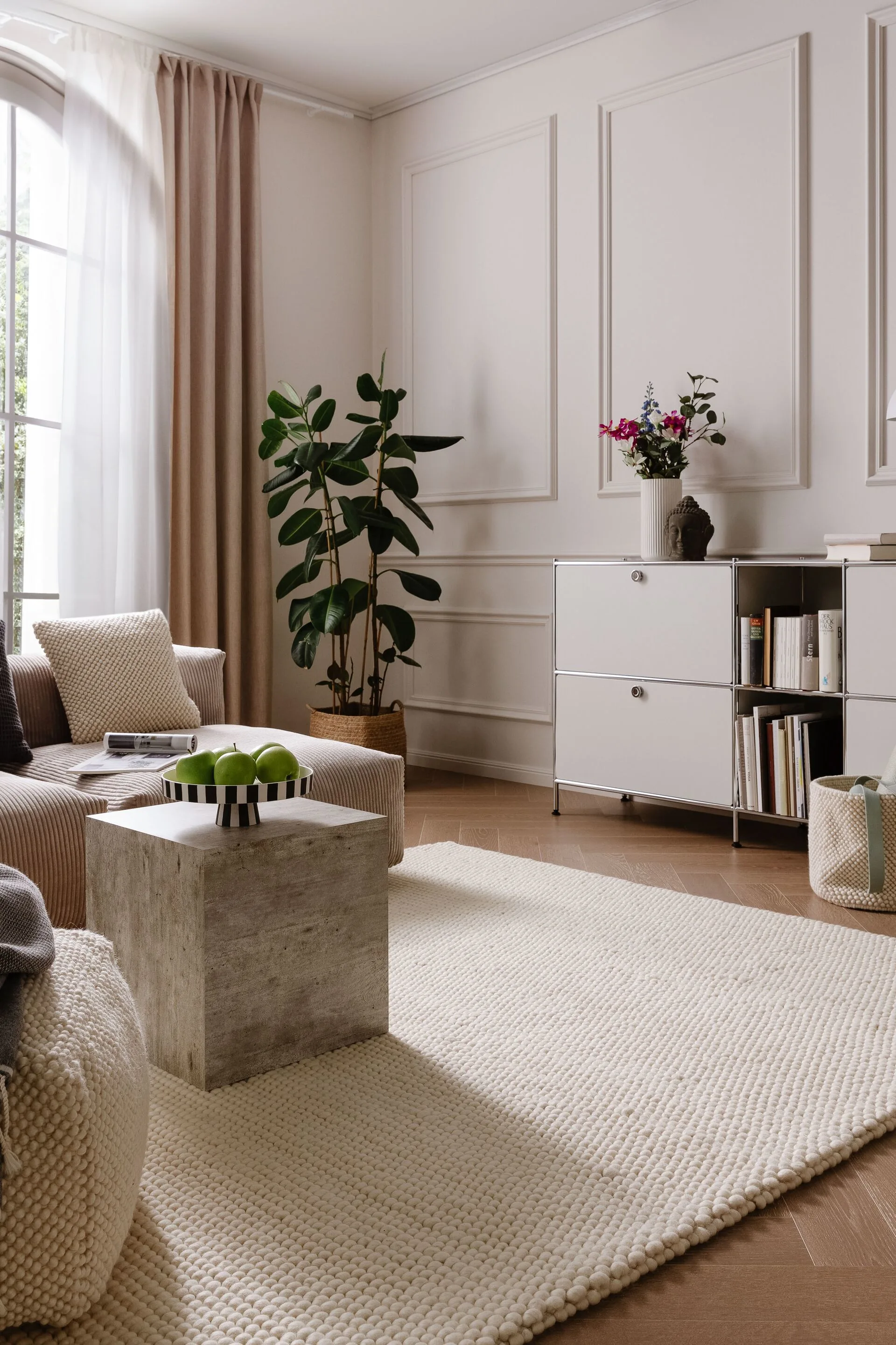 Schwarz-weißer Flachgewebe Teppich mit der perfekten Größe, um Sofa und Pouf in Beige auf ihn zu platzieren