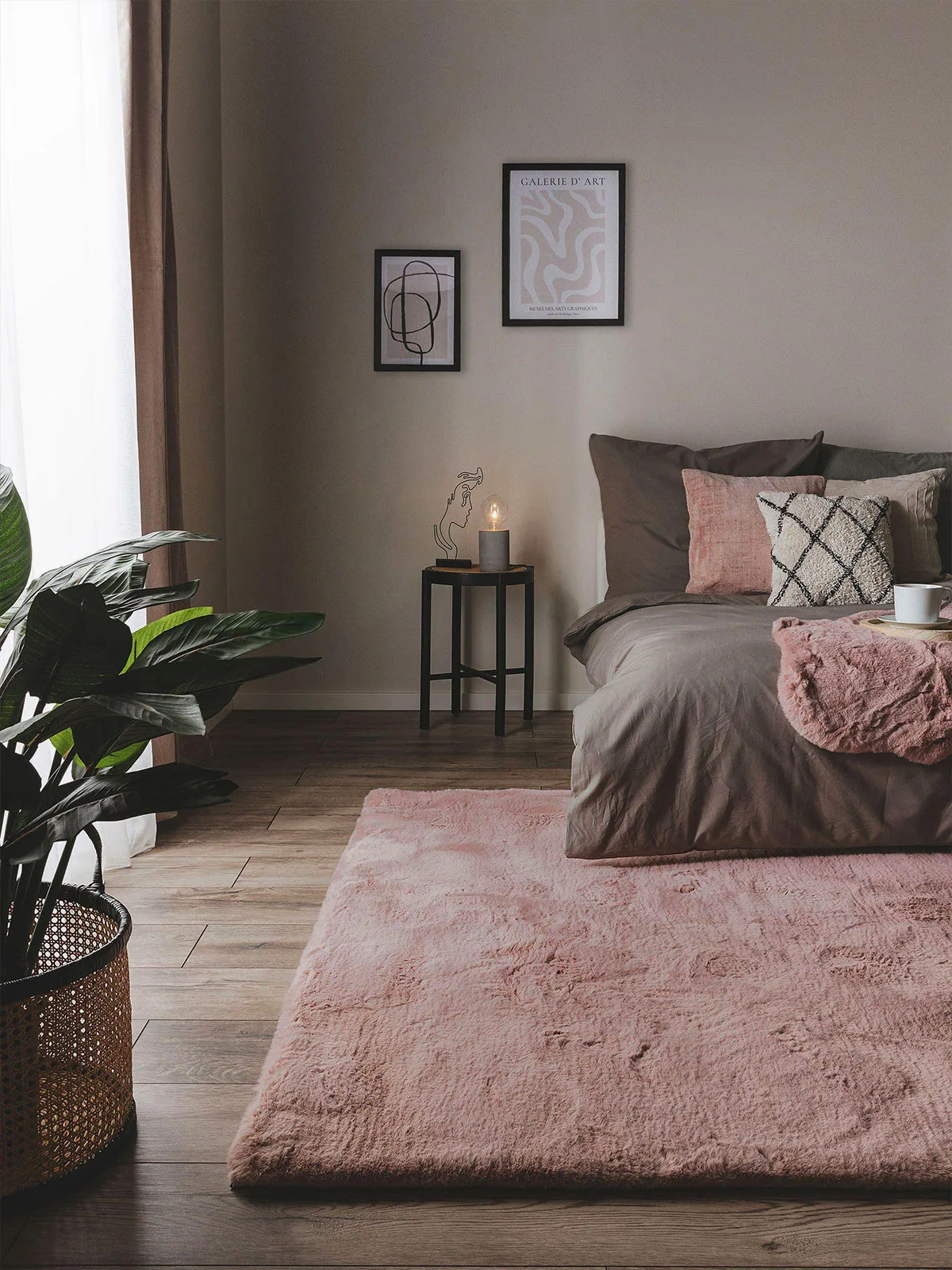 Kalte Füße nach dem Aufstehen? Nicht mit uns. Ob unter, vor oder neben deinem Bett - diese Designs sorgen in deinem Schlafzimmer für Gemütlichkeit.
