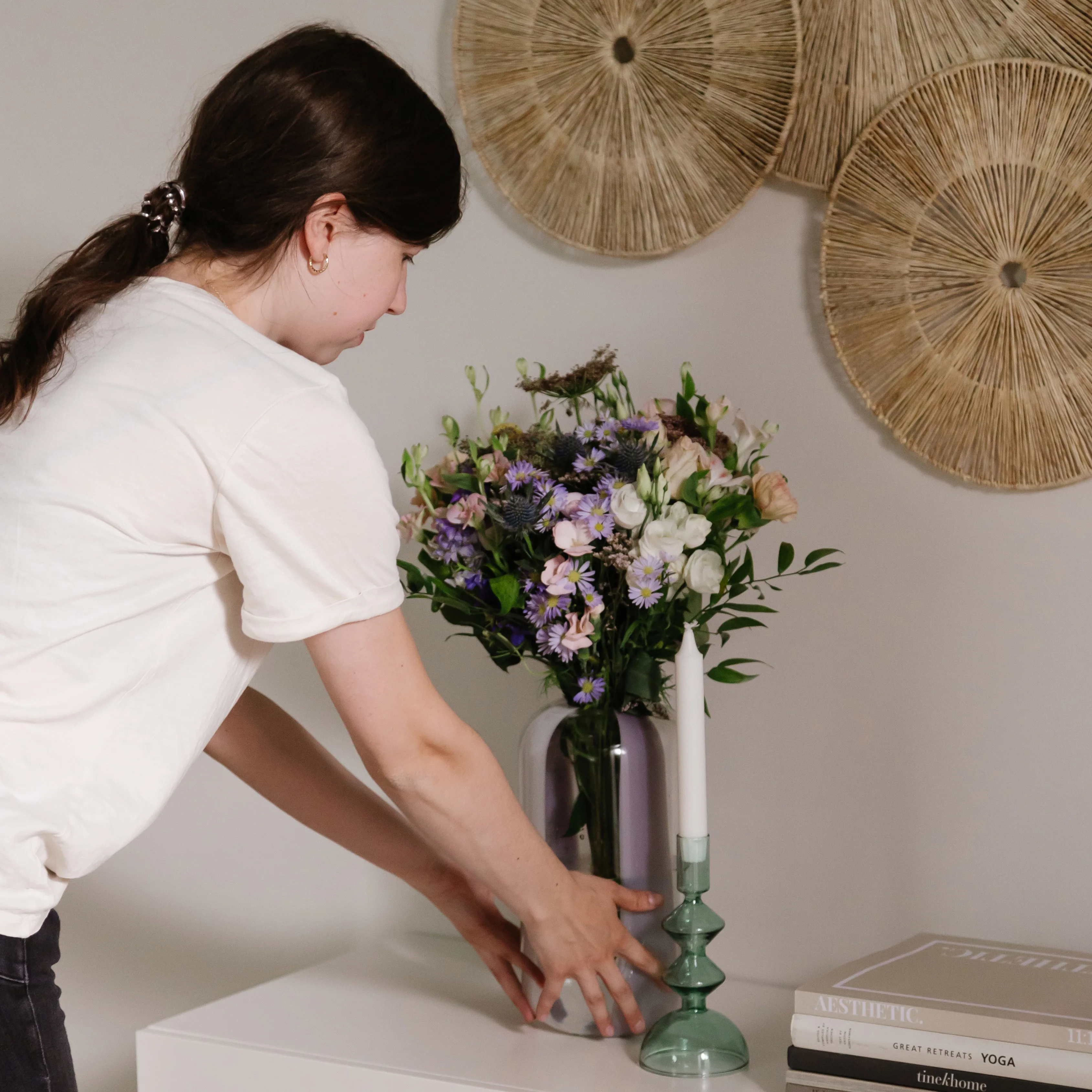 Detailaufnahme von frische Schnittblumen in einer Vase auf einer weißen Kommode als günstige Einrichtungsidee