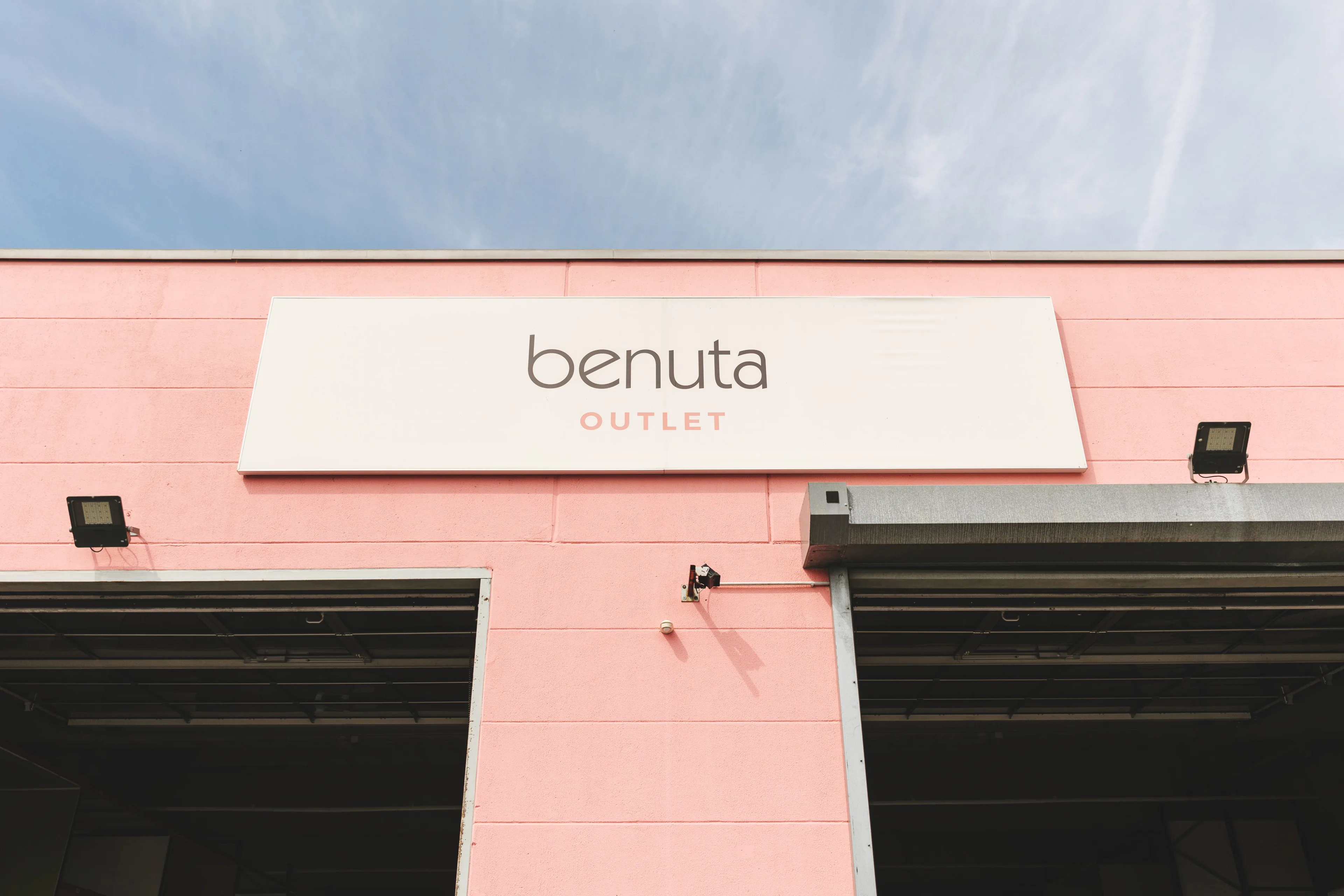 Das benuta Outlet von Außen mit dem Schild "benuta Outlet" bei blaue Himmel