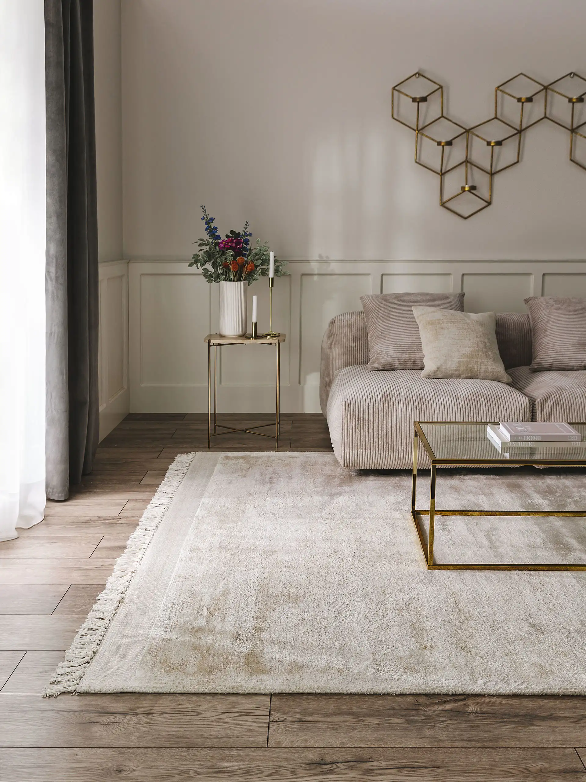 Beiger Teppich im Wohnzimmer mit der idealen Teppichgröße, damit das Sofa davor und der Couch-Tisch darauf platziert werden können