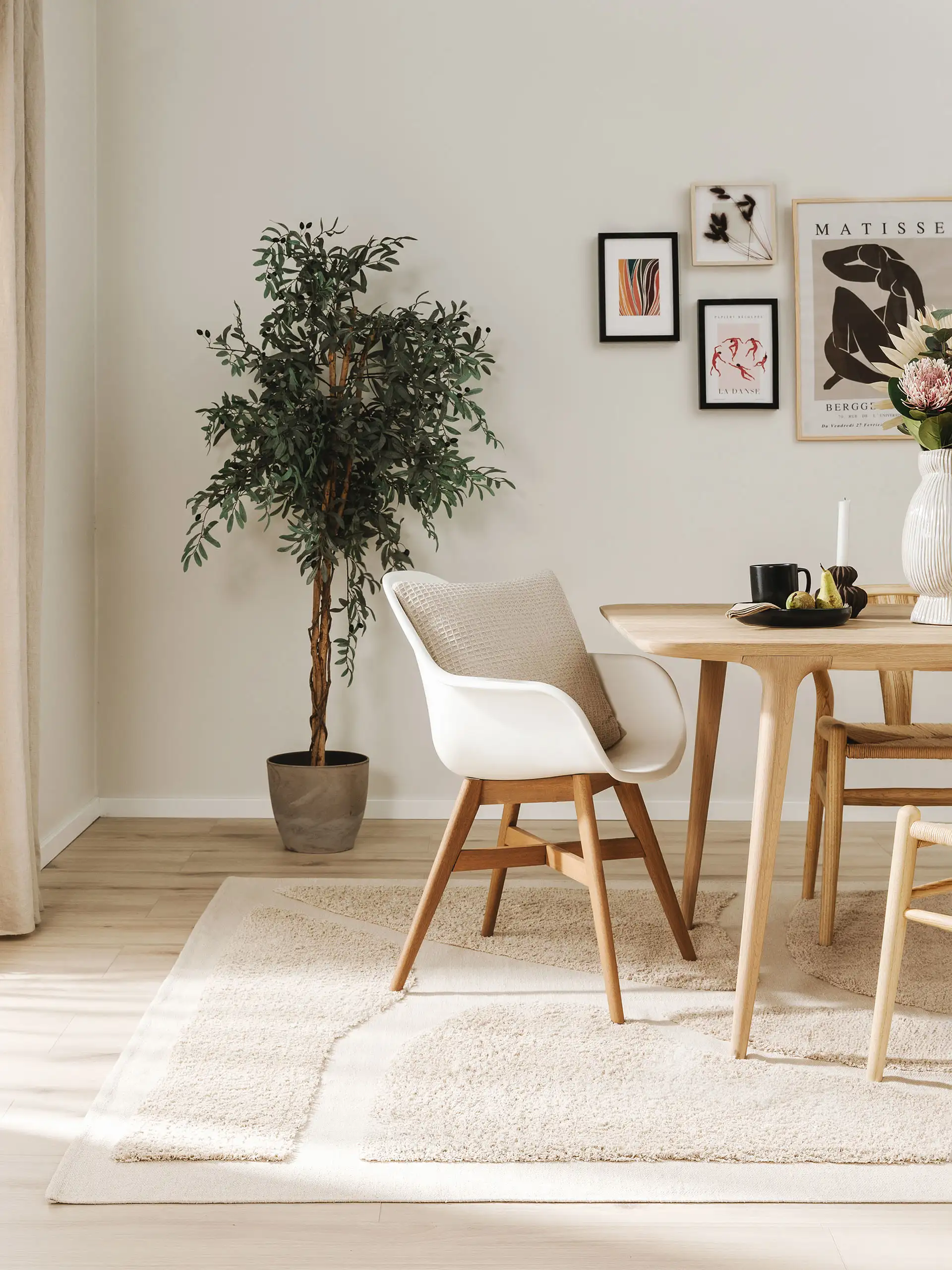 Sauberer Baumwollteppich mit Hoch- und Kurzflor-Muster im Esszimmer unter einem Tisch mit Stühlen