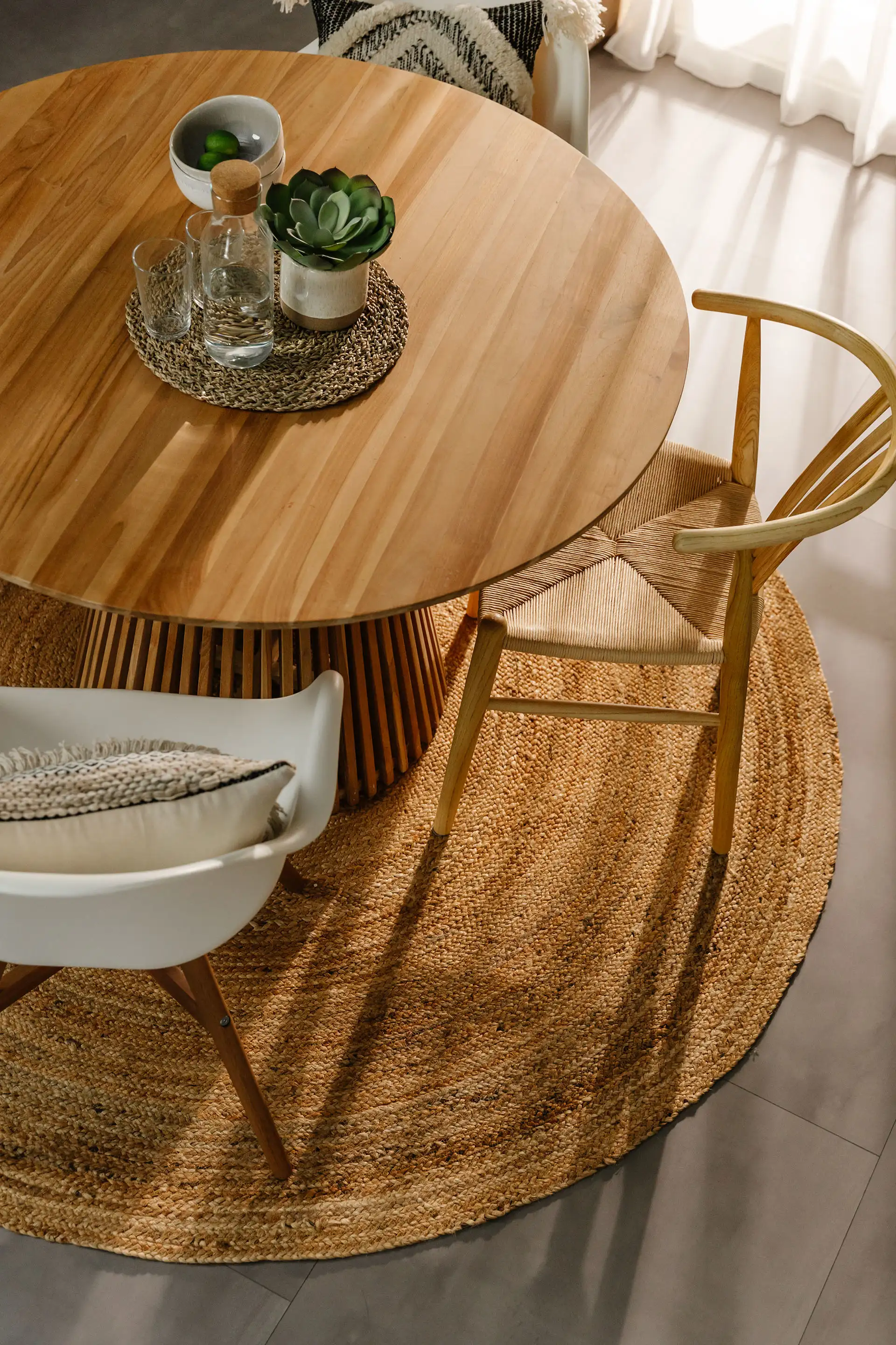 Runder Juteteppich unter eine runden Holztisch als ideale Teppichform und -größe