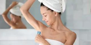 Mulher aplica Desodorante Gel Invisível Antitranspirante Coco