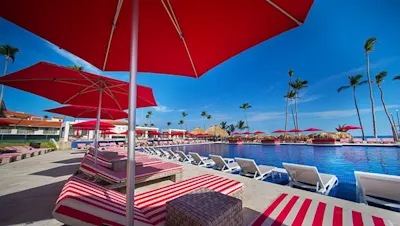 El “Upsell” de la hora del cóctel en Royalton Bávaro: cómo esquivar los costos ocultos en tu boda destino en Punta Cana
