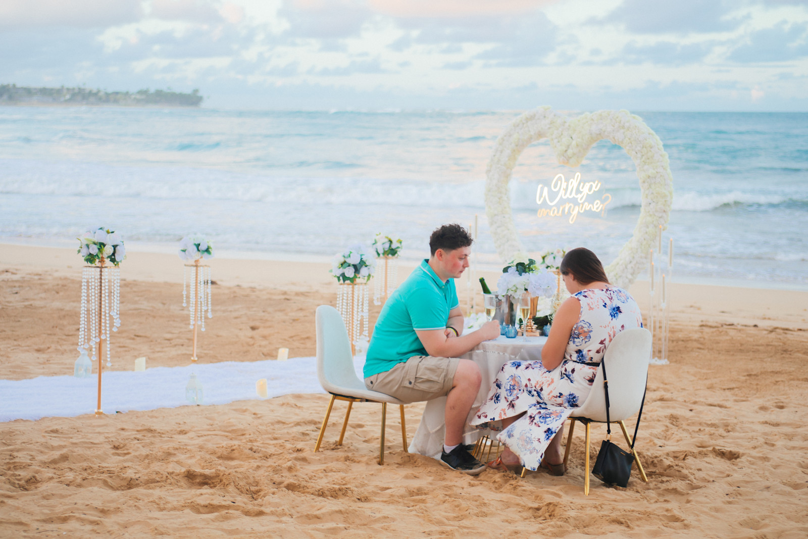 Amour by the Sea: detalhe da montagem 3 em uma praia privativa de Uvero Alto, Punta Cana.