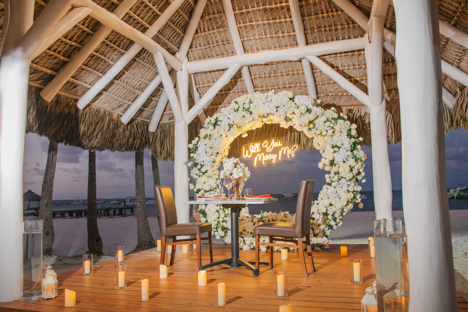 Dîner Romantique et Demande en Mariage : détail de l’installation 6 sur une plage privée d’Uvero Alto, Punta Cana.