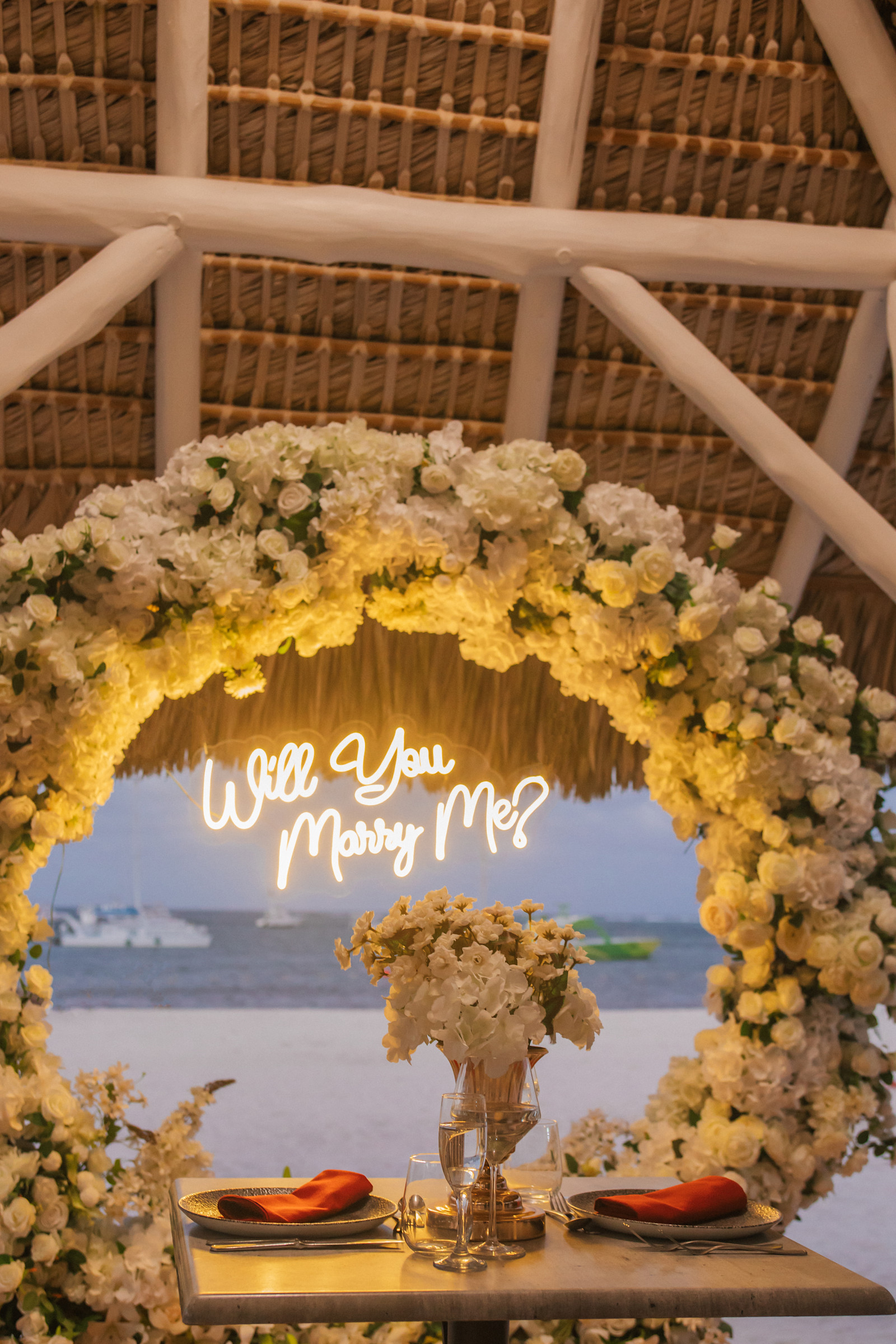 Dîner Romantique et Demande en Mariage : détail de l’installation 7 sur une plage privée d’Uvero Alto, Punta Cana.
