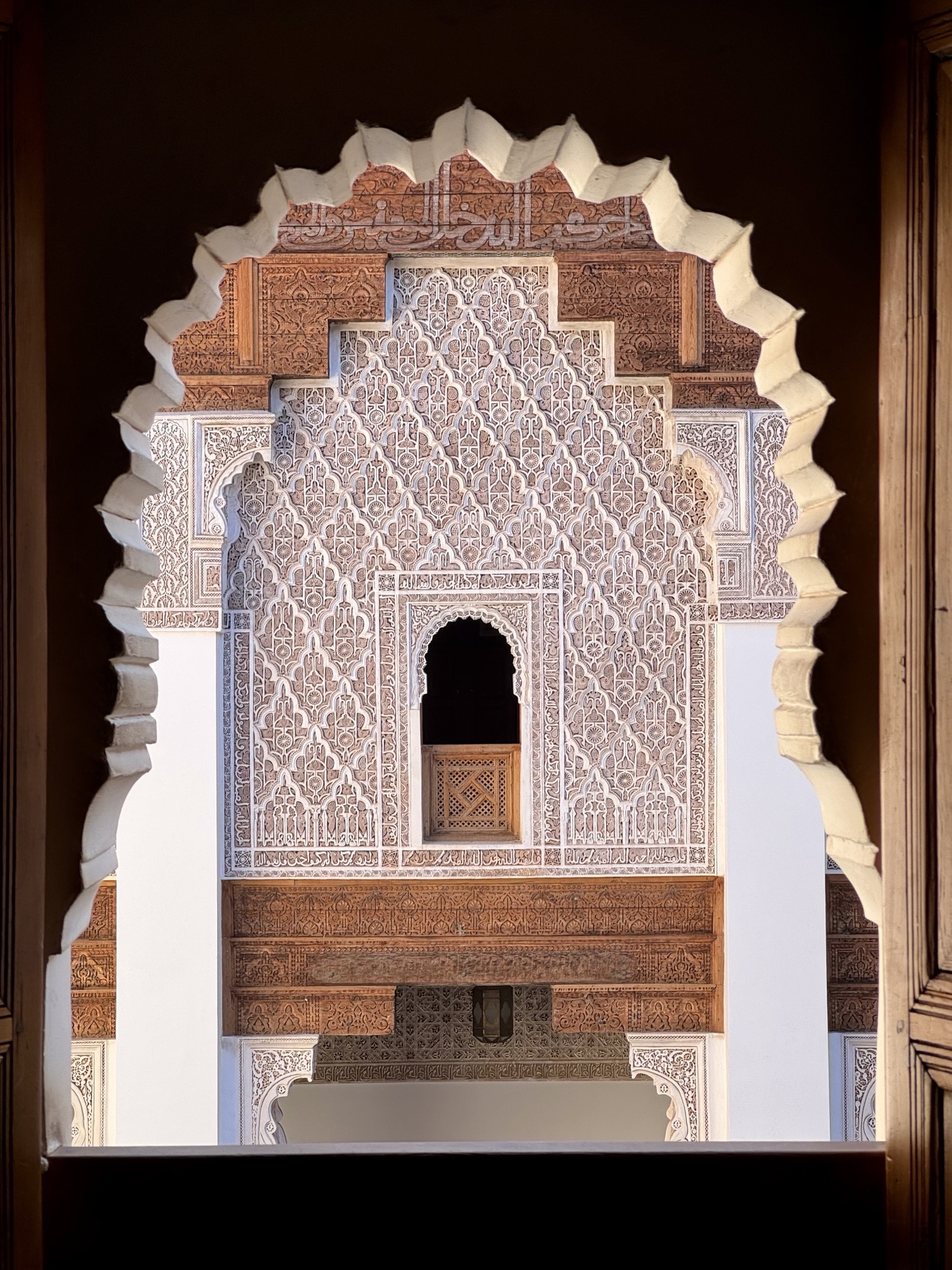 Marrakechin matkavinkit: Ben Youssef Madrasan koristeellinen rakennus houkuttelee kävijöitä välillä ruuhkaksi asti.