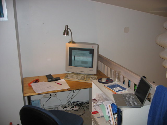 Jari Jaannon työpöytä vuodelta 2005. Päivät kuluivat koodaamiseen ja palvelun ylläpitoon. (Kuva: Jari Jaanto)