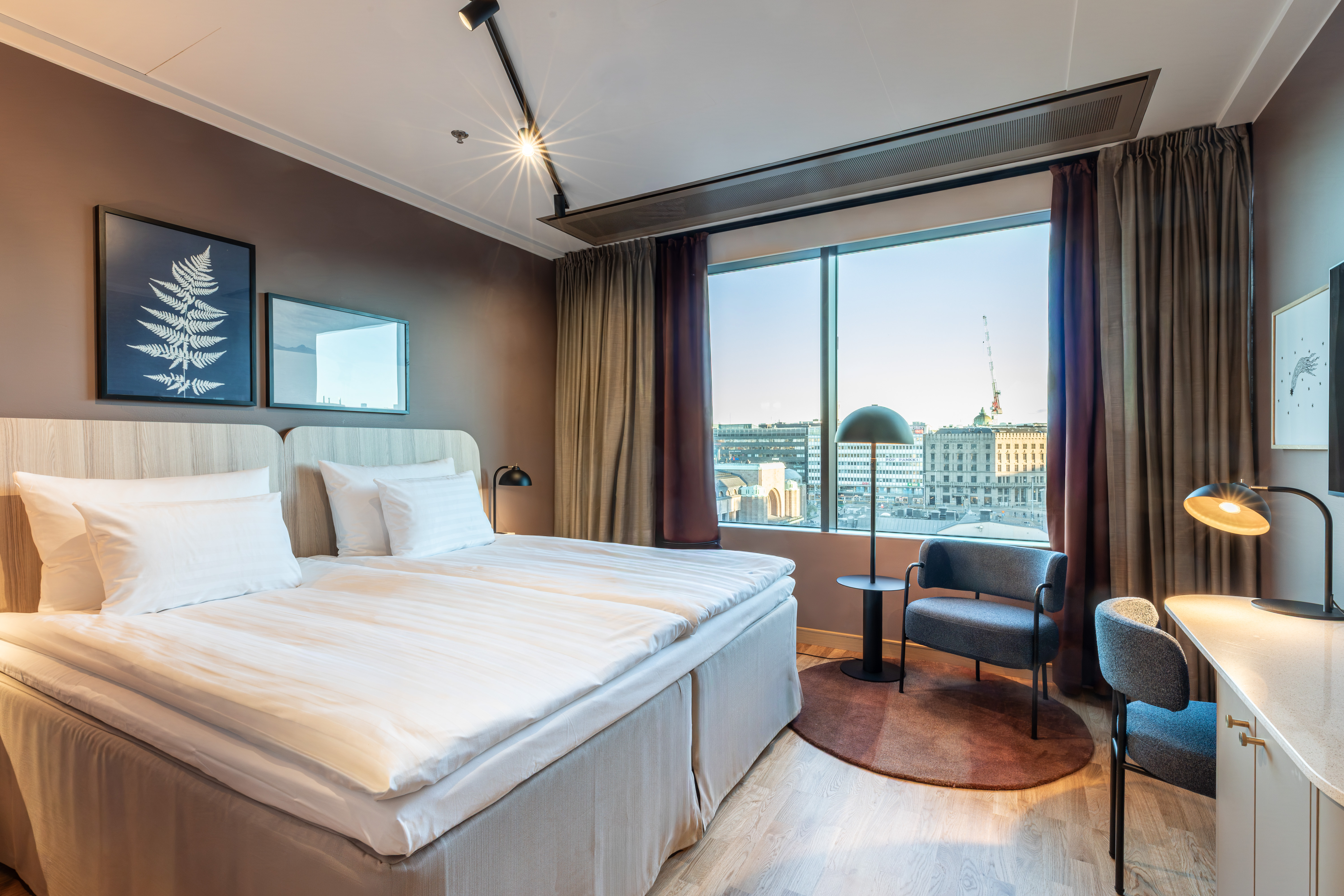 Scandic Helsinki Station -hotellin Elielinaukion puoleinen huone, josta voi katsoa keskustan kuhinaa.