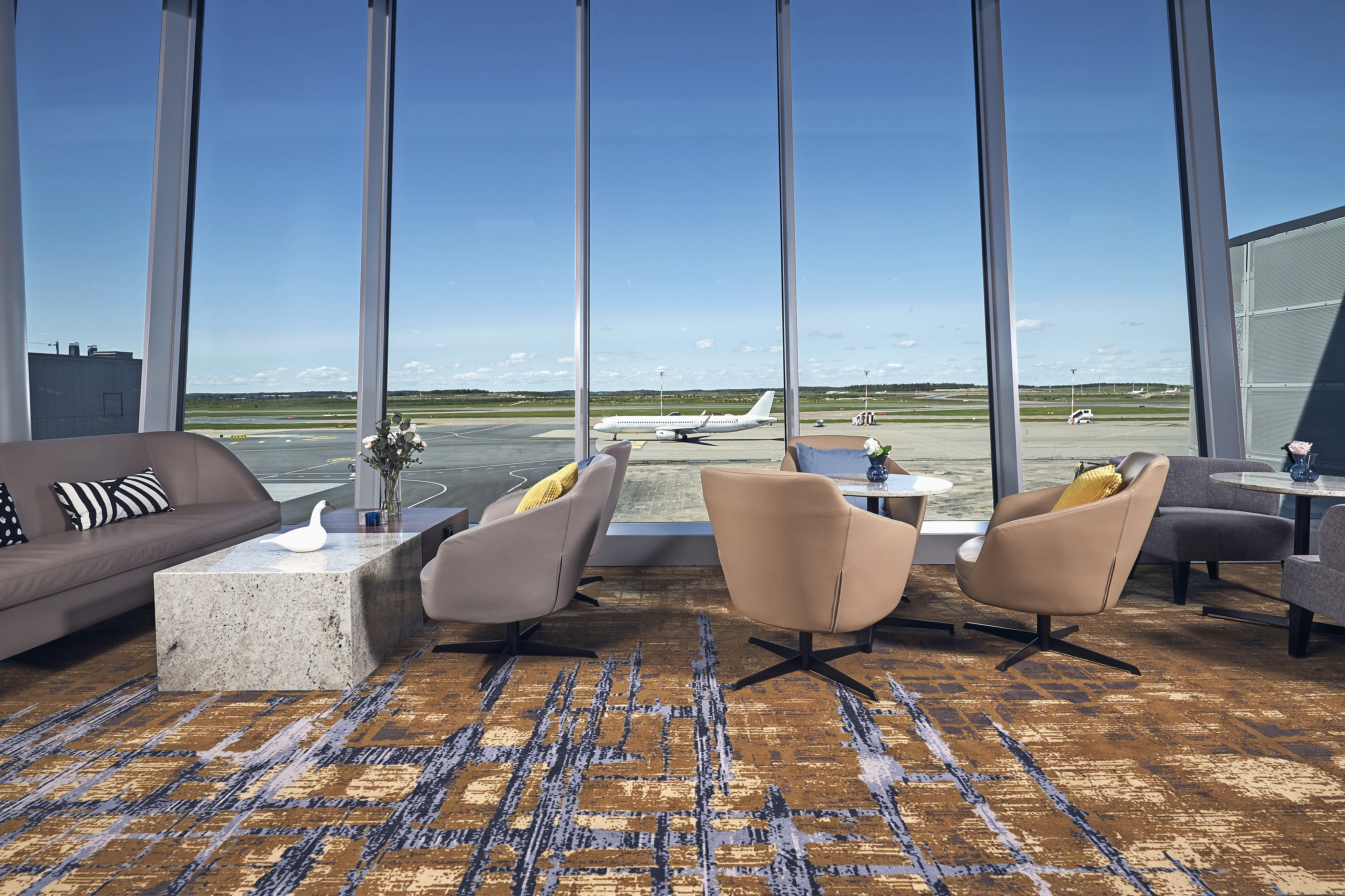 Helsinki-Vantaan lentokentän Plaza Premium loungessa on miellyttävät tilat, mutta sen ruokatarjonta jää jälkeen lentokentän parhaista loungeista.