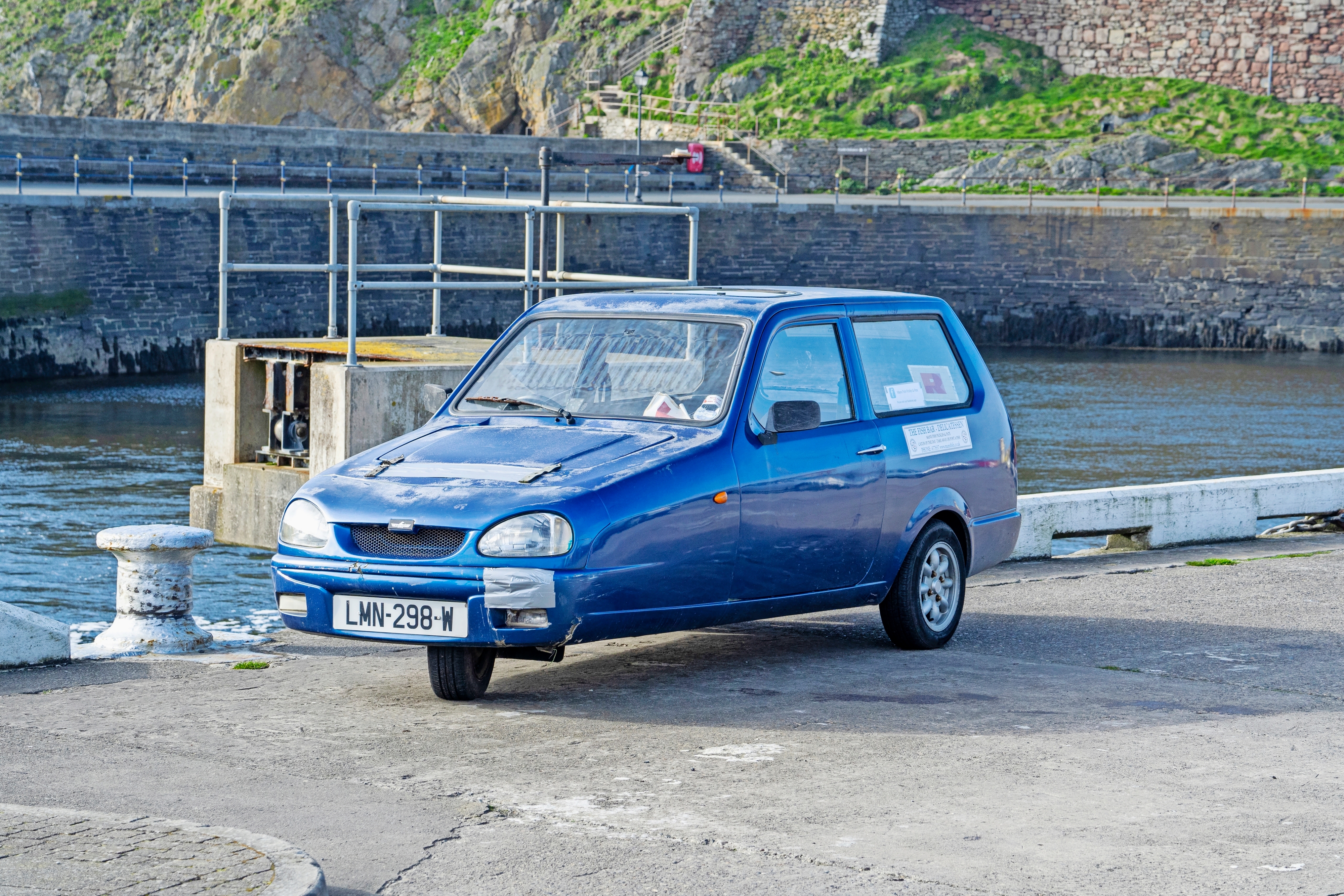 Reliant Robin | Nyt ollaan jo tragikomedian puolella. Kolmipyöräinen Reliant tuli myyntiin 1973. Näillä ajettiin Englannissa myös romurallia.