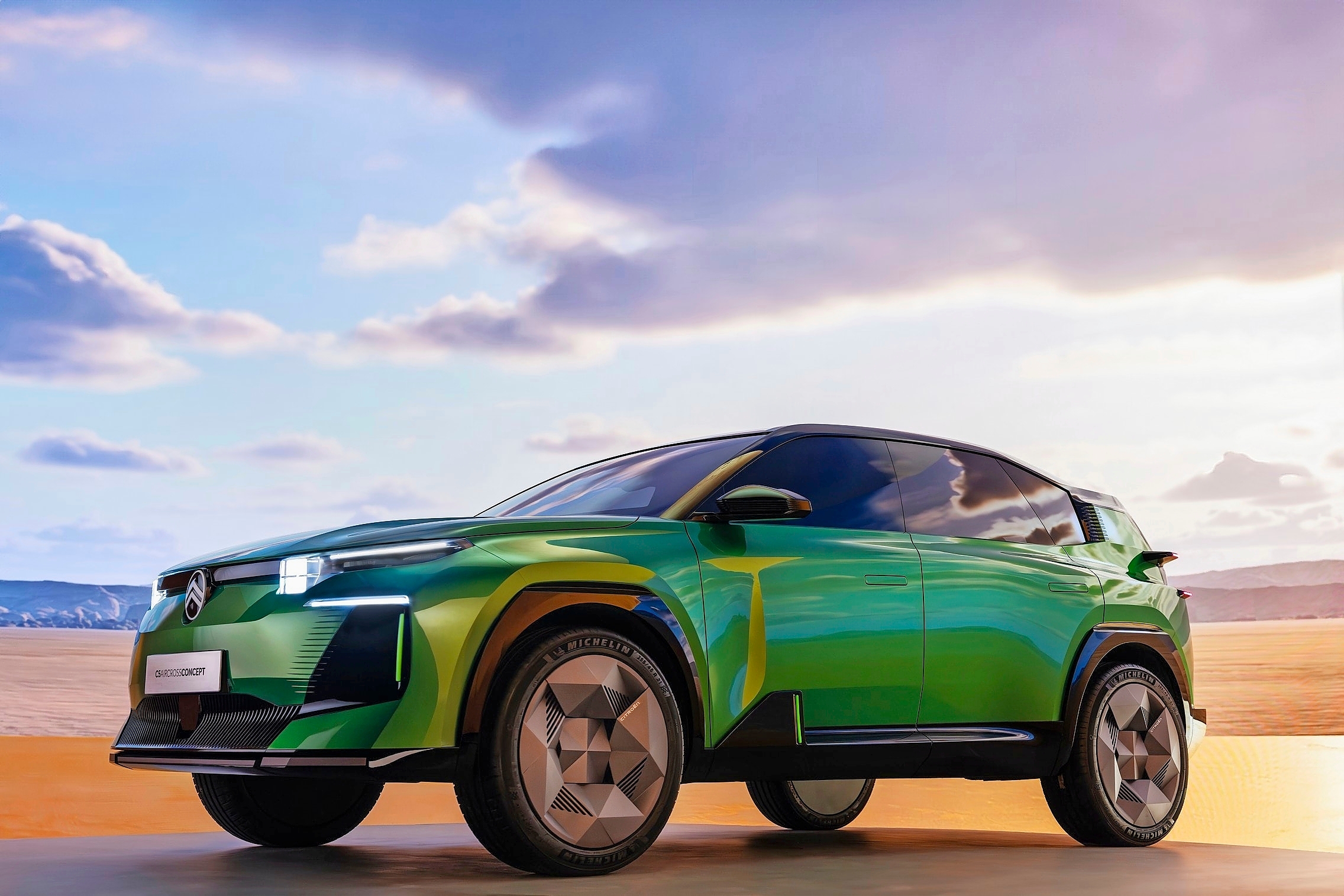 Citroënin velipuoli sähköiselle Opel Grandlandille sekä Peugeot E-3008:lle on ensi vuonna esiteltävä C5 Aircross. Tämä konsepti tasoittaa jo tietä sille. Kyseessä on kookas 4,65 metriä pitkä laatikkomaisen jykevä auto, joten tilojen voi olettaa olevan kohdallaan.