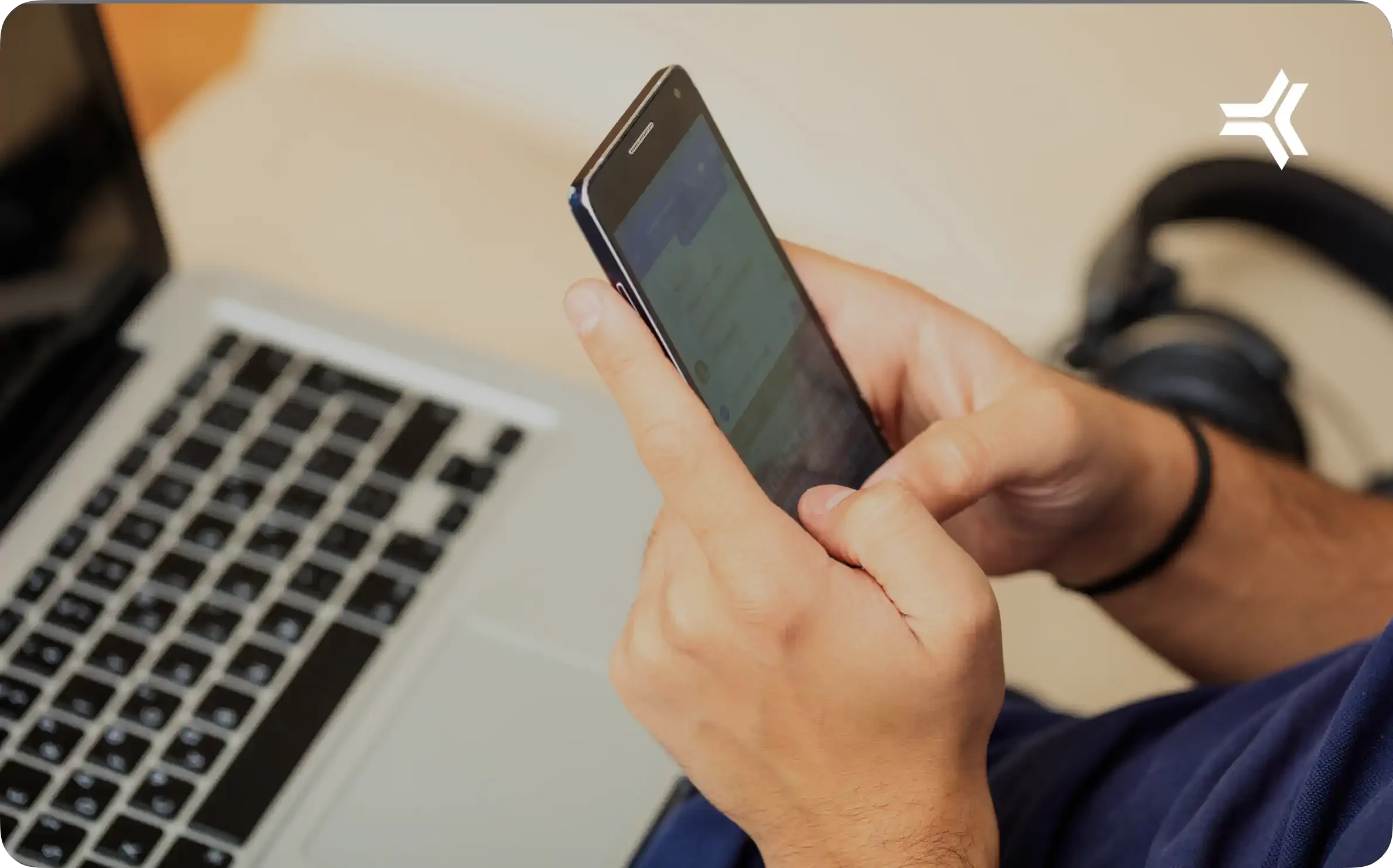 Descubre por qué configurar el bloqueo automático de pantalla es la mejor manera de proteger tus dispositivos personales y laborales de accesos no autorizados.