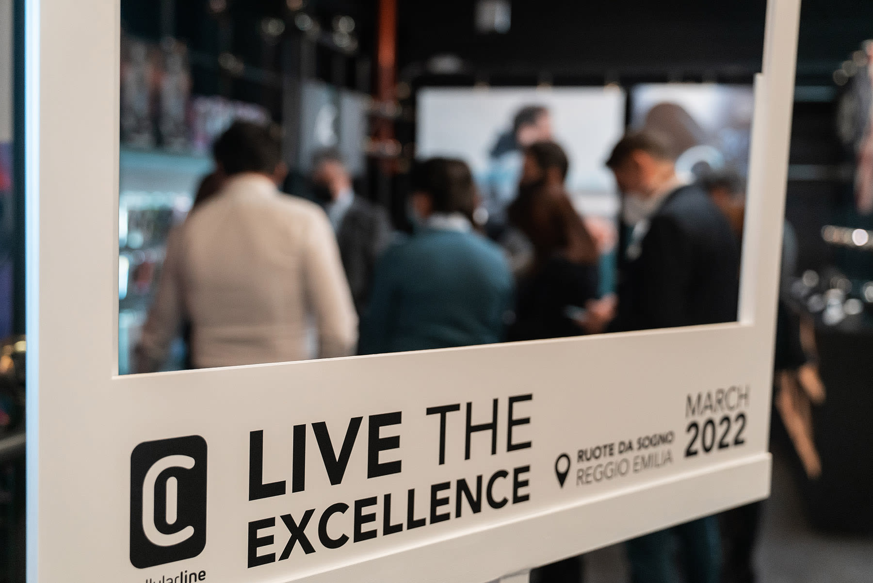 Live the Excellence - cellular-stand-21 10