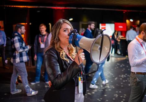 Rebekka Bracht, Start-up Ökosystem Managerin der Gründerallianz Ruhr am Megafon zum Auftakt der Veranstaltung - zahlreiche Start-ups fanden sich in der Rotunde in Bochum ein, um an der Ausstellung im Exhibition-Bereich der HOD teilzunehmen. 