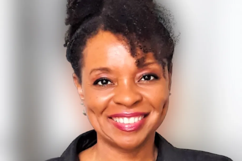 DeShena's headshot
