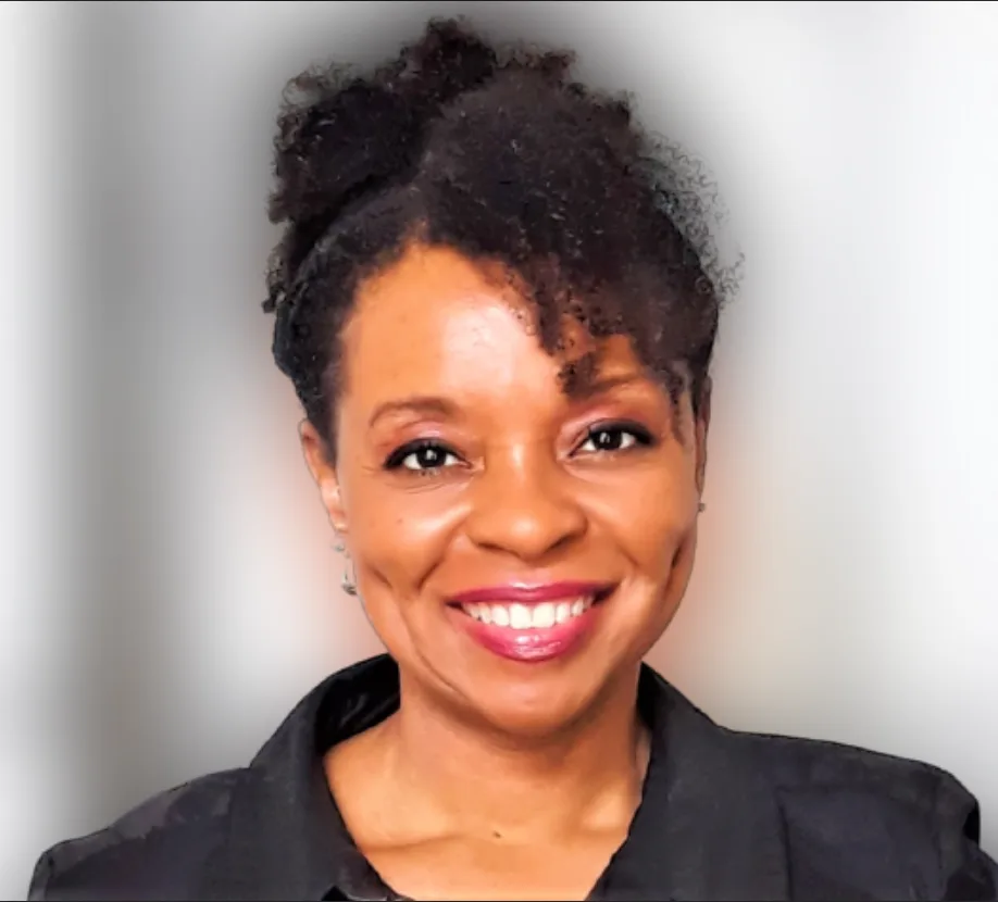 DeShena's headshot