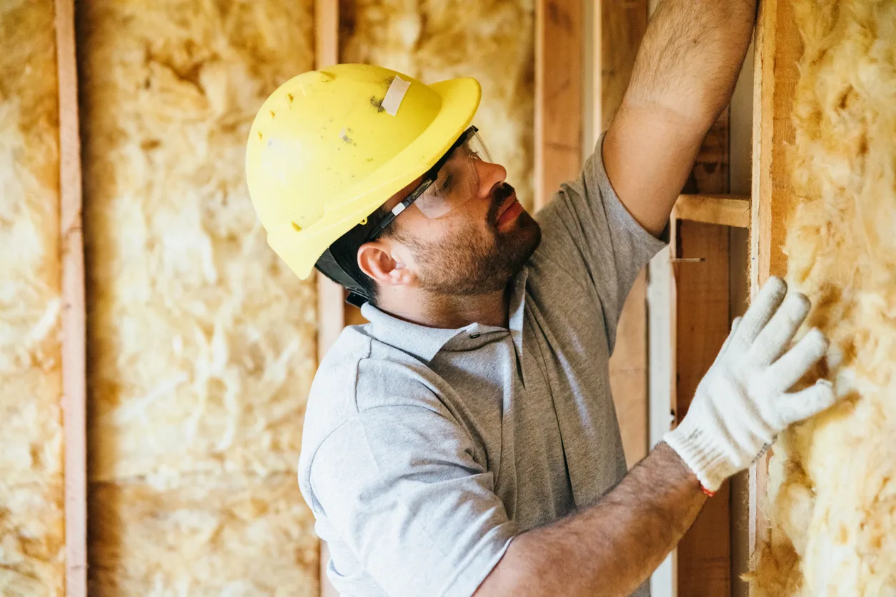 Trabajador de la construcción instalando aislamiento