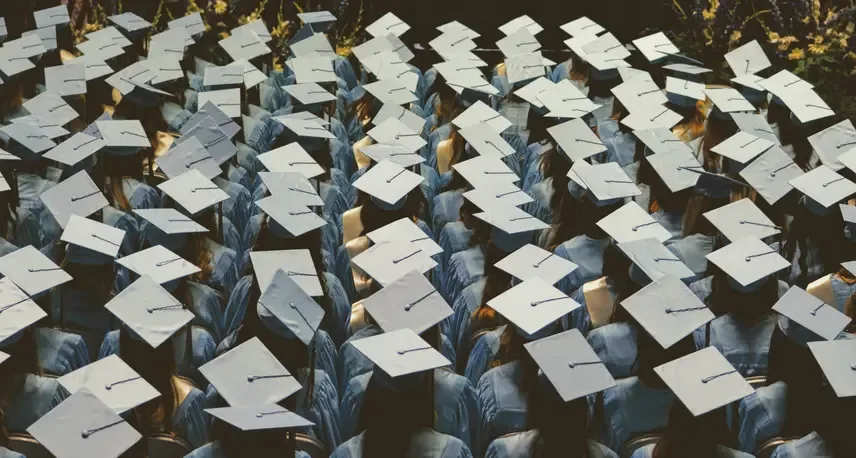 Una vista aérea de personas con birretes de graduación.