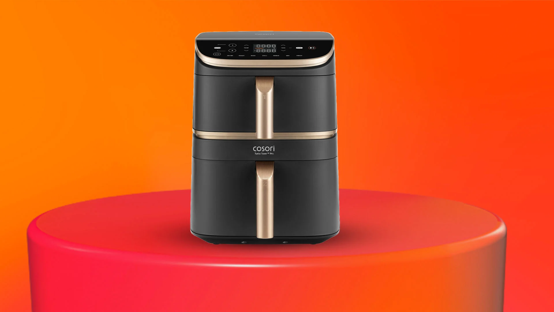Svart och guld airfryer på en röd plattform mot en orange bakgrund.